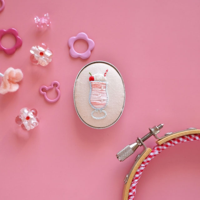 【本店11F】3/25 食べ物刺繍作家かりんと作る桜のクリームソーダの刺繍ブローチ