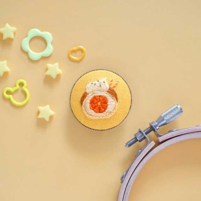 【本店11F】4/12 食べ物刺繍作家かりんと作るオレンジロールケーキの刺繍ブローチ