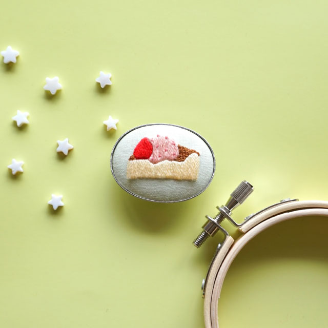【本店11F】6/10 かりんと作るバスクチーズケーキの刺繍ブローチ
