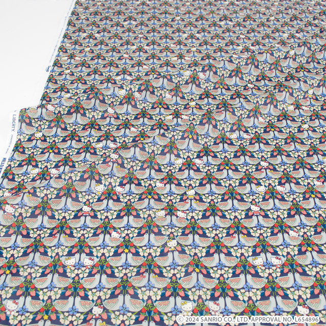 生地 LIBERTY FABRICS リバティ・ファブリックス タナローン ハローキティ 50th Anniversary Vol. 2 ストロベリー・デイ(DC34427) J24B.ネイビー 99Zz99j
