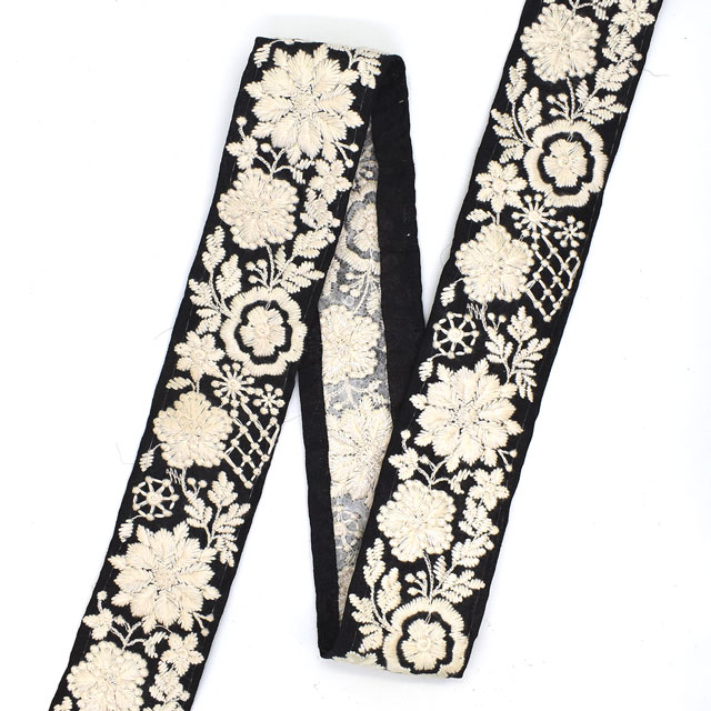 インド製刺繍リボン ミルキーフラワー （02） 1m入り 8.黒×アイボリー (H)_4b_