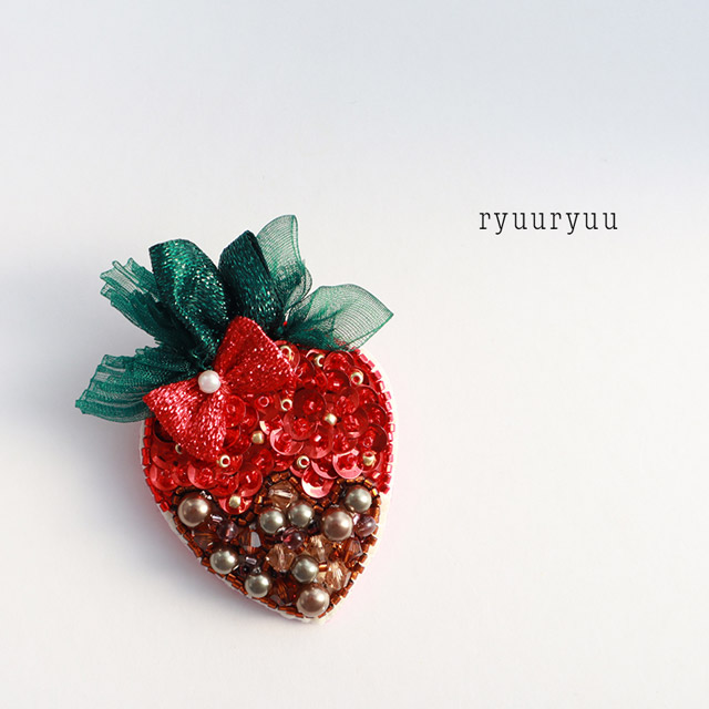 (満席)【新宿本店 服飾館 ビーズ・装飾雑貨売場】12月8日流流ryuuryuuさんと作る『いちごのブローチ』ビーズ刺繍講習会